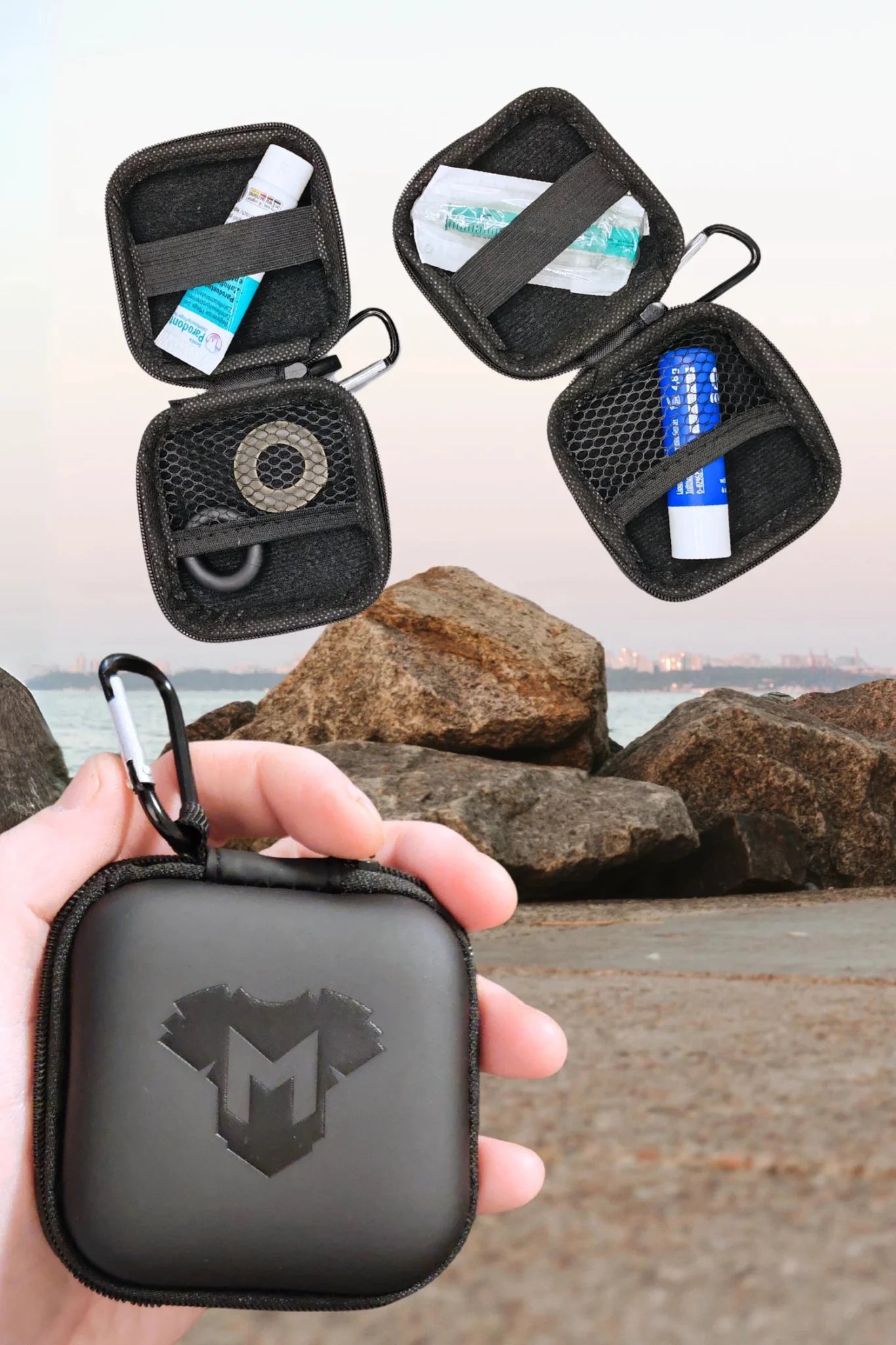 Jax Wanderlust. Mini Zip - Case with Carabiner. Black - MCS101 - YX - www.maskulo.berlin - Local store