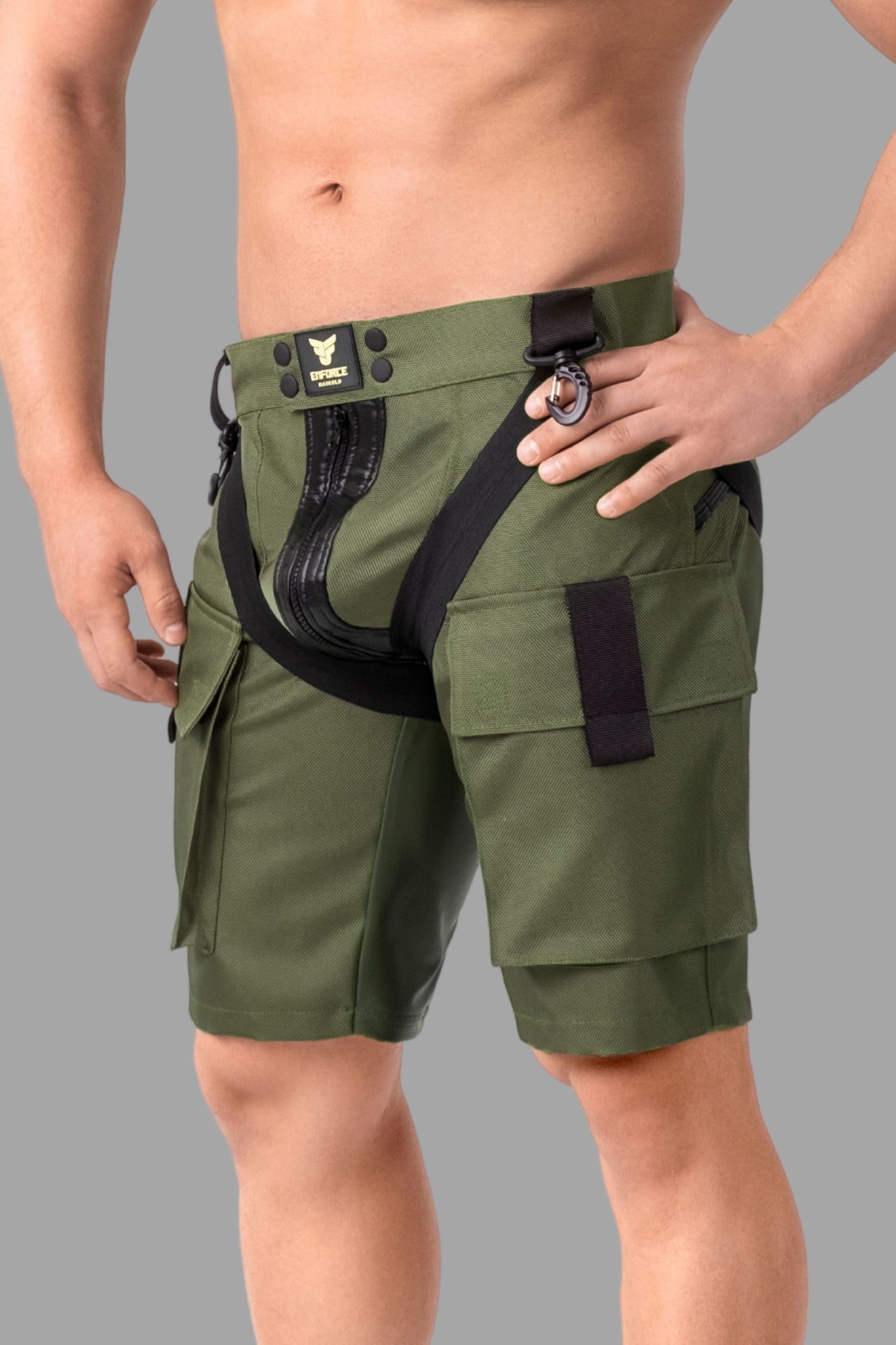 Erzwingen. Cargo-Shorts mit beidseitigem Reißverschluss. Grün „Khaki“