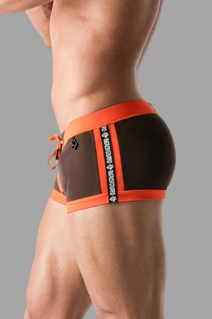 Badeshorts mit Reißverschluss-Imitat auf der Vorderseite. Braun+Orange