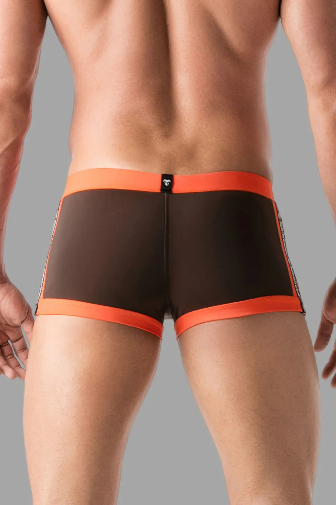 Badeshorts mit Reißverschluss-Imitat auf der Vorderseite. Braun+Orange