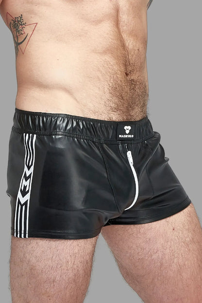 Skulla. Joggingshorts aus Kunstleder. Schwarz+Weiß 