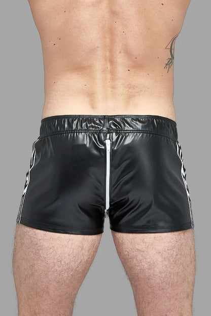 Skulla. Joggingshorts aus Kunstleder. Schwarz+Weiß 