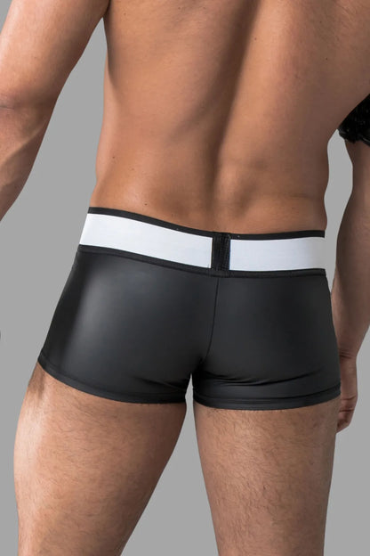 Gepanzert. Trunk-Shorts im Gummi-Look. Abnehmbare Tasche. Schwarz