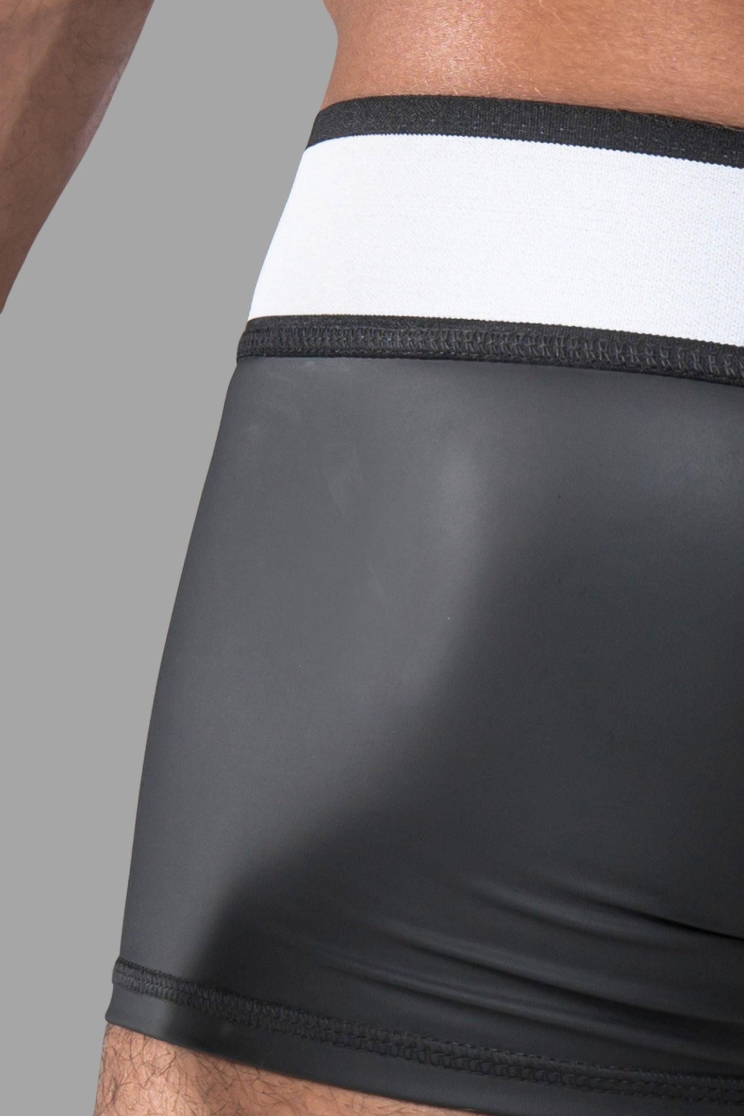 Gepanzert. Trunk-Shorts im Gummi-Look. Abnehmbare Tasche. Hinten mit Reißverschluss. Schwarz