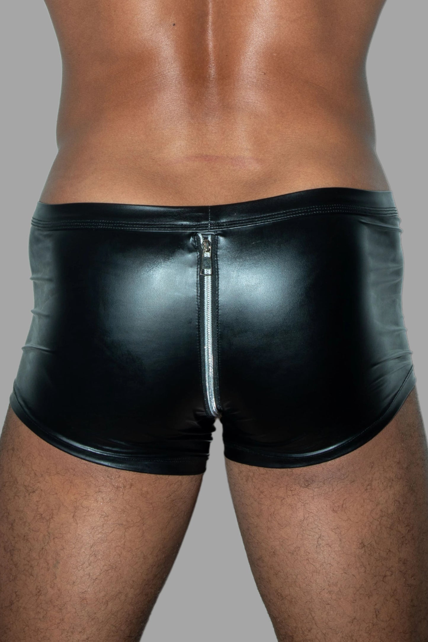 Skulla. Joggingshorts aus Kunstleder. Schwarz+Rot 