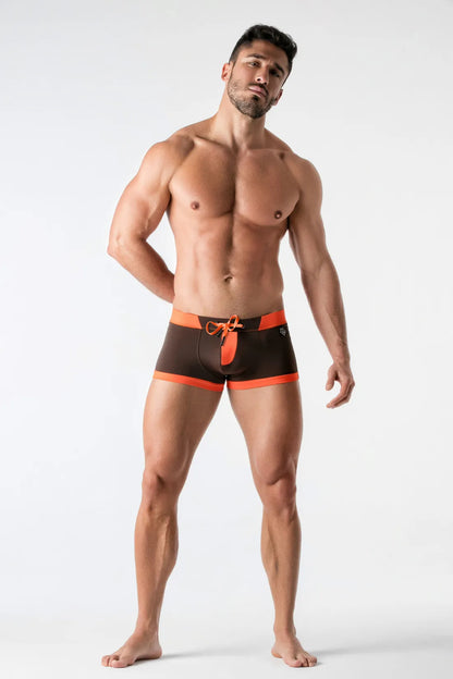 Badeshorts mit Reißverschluss-Imitat auf der Vorderseite. Braun+Orange