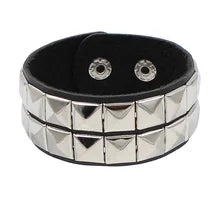 Maskulo NQ3343 black/silver 3cm PU leather wristband with square metal rivets, perfect for 80s style, cosplay, daily wear, parties, or travel.