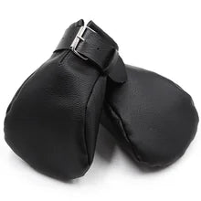Black padded paw mitts from Maskulo Berlin for cosplay and role-playing.