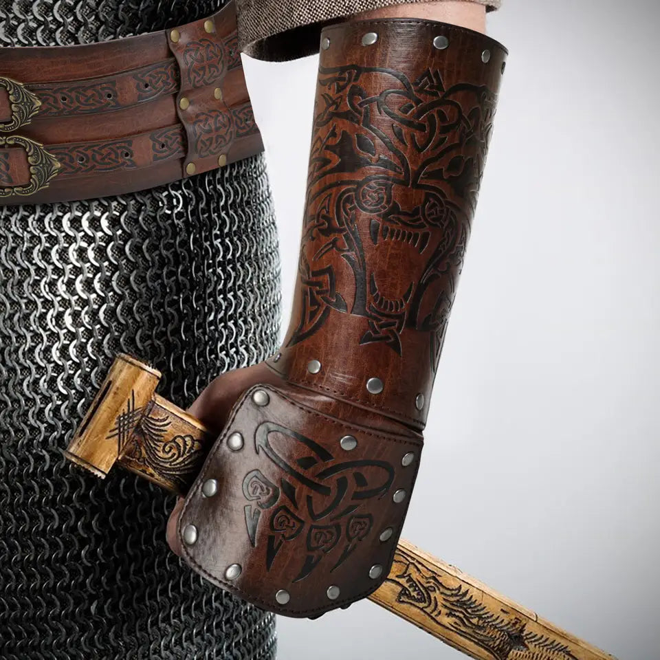 Embossed Wolf Bracers by Maskulo Berlin: detailed, durable, and stylish wrist protection for a fierce look.