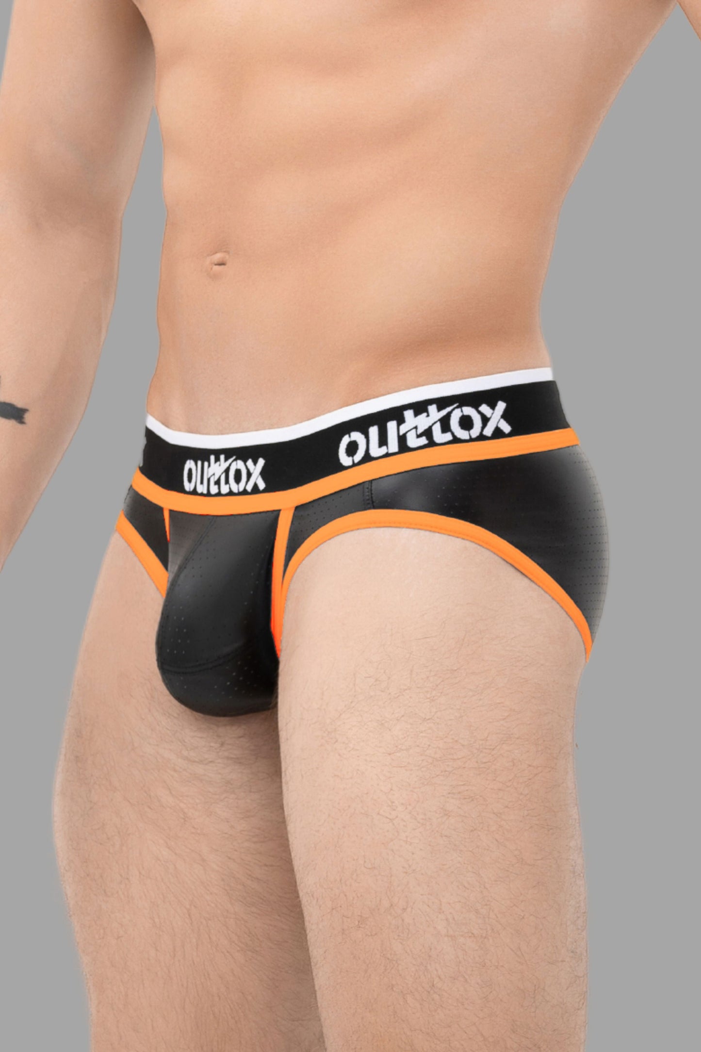 Outtox. Umwickelter Slip auf der Rückseite mit Snap-Codpiece. Schwarz+Orange