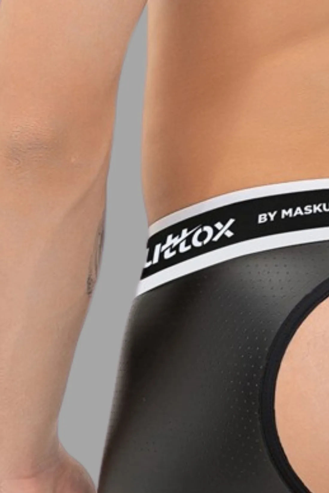 Outtox. Offene hintere Kofferraumshorts mit Snap Codpiece. Schwarz