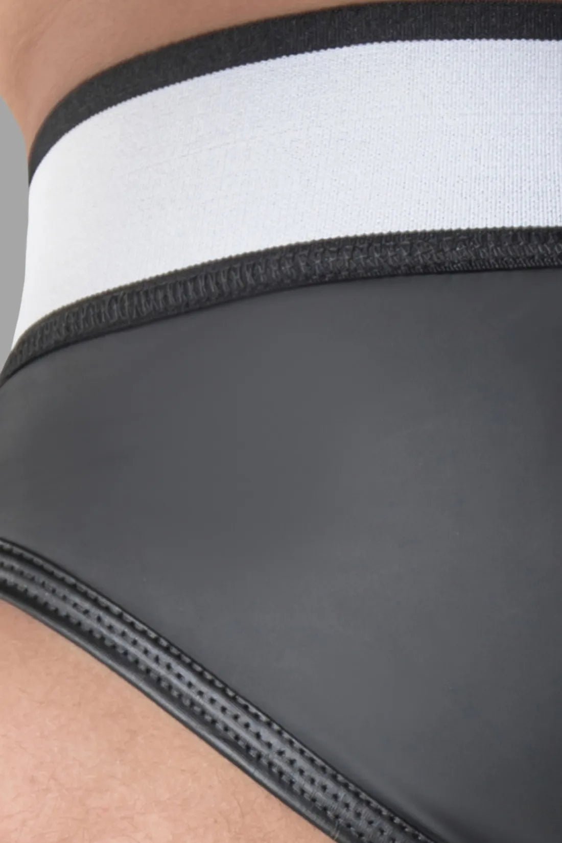 Armored. Rubber look Briefs. Detachable pouch. Open rear. Black - MBR107 - Y5 - www.maskulo.berlin - Local store