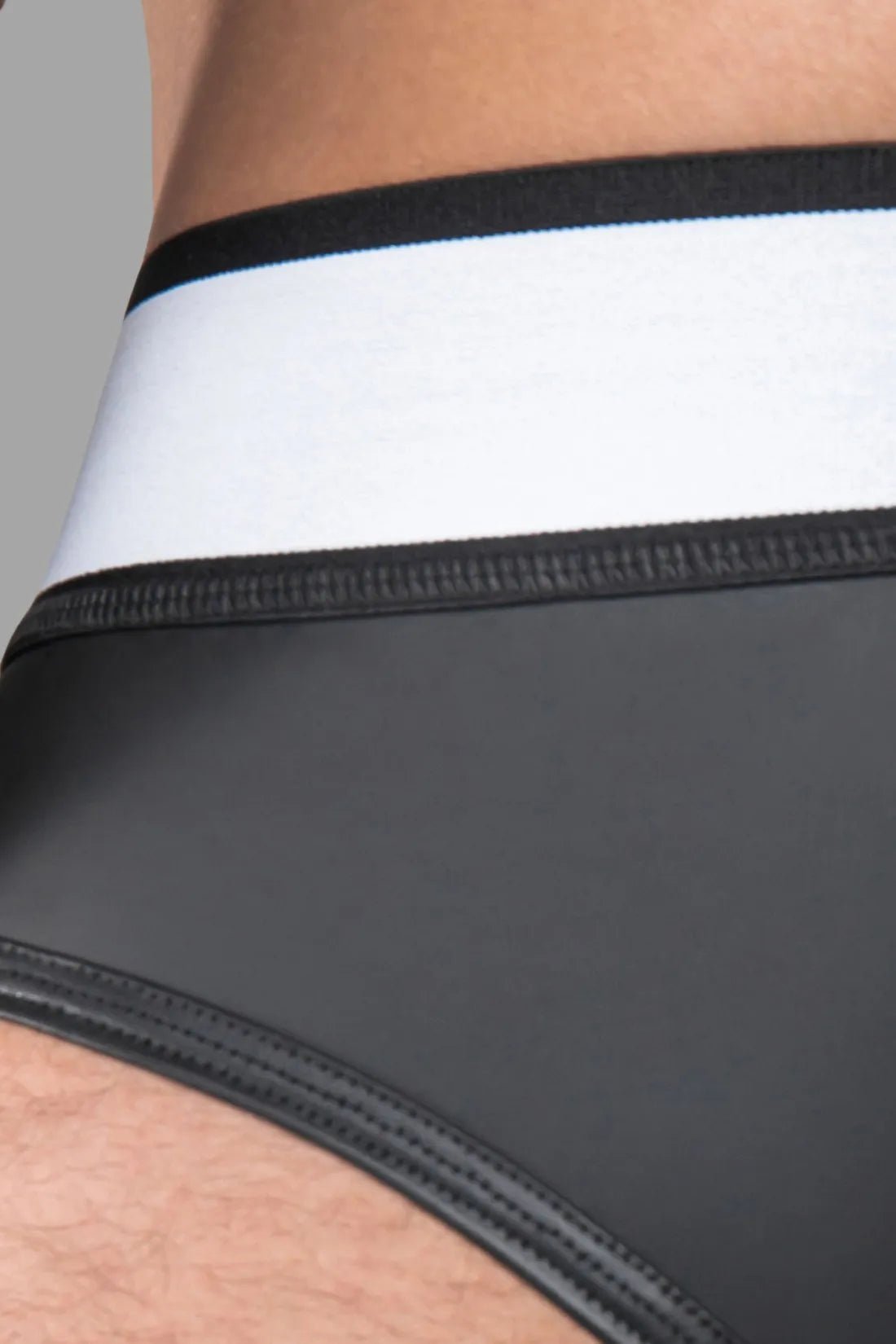 Armored. Rubber look Briefs. Detachable pouch. Zippered rear. Black - MBR109 - Y1 - www.maskulo.berlin - Local store