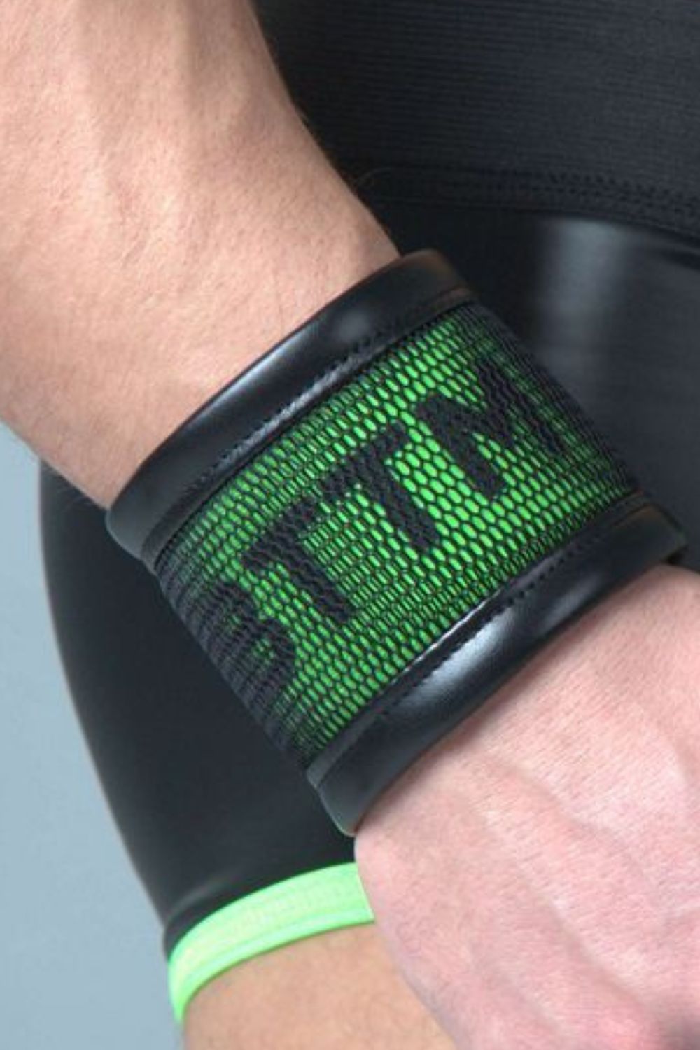 Youngero BTTM Green Neon. Role Wristband - MAC182-Y1 - www.maskulo.berlin - Local store